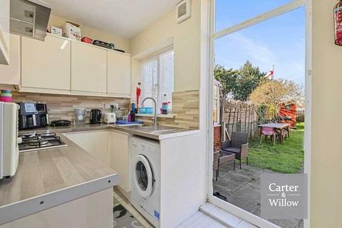 3 bedroom end of terrace house for sale, Rowdowns Road, Essex