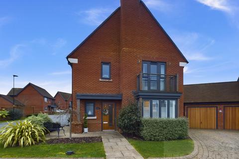 4 bedroom detached house for sale, Gordons Way, Crawley RH11