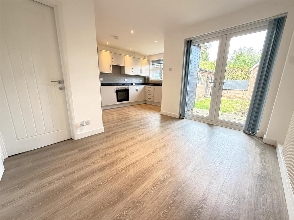 L shaped dining kitchen