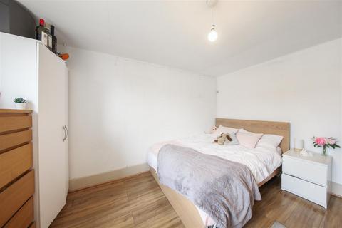 3 bedroom flat to rent, Frithville Gardens, Shepherds Bush