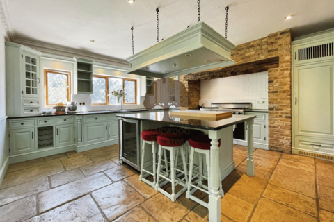 5 bedroom detached house to rent, Stoke Park Avenue, Farnham Royal SL2