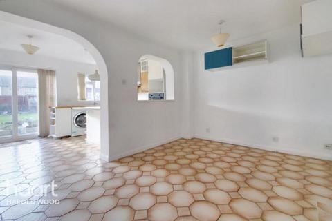 61 Copperfields Way, Romford, RM3 0XE