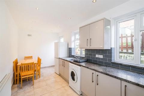 3 bedroom terraced house to rent, Sewardstone Gardens, North Chingford