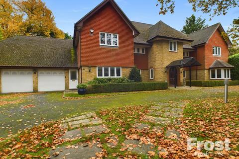 6 bedroom detached house to rent, Dukes Kiln Drive, Gerrards Cross, Buckinghamshire, SL9