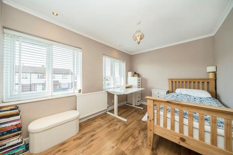 3 bedroom house to rent, Saxon Avenue, Feltham TW13