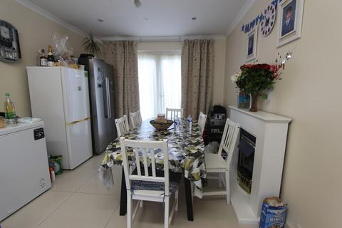 3 bedroom end of terrace house to rent, Waverley Road, Rayners Lane