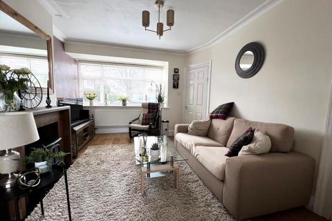 2 bedroom terraced house to rent, Fenton Avenue, Staines TW18