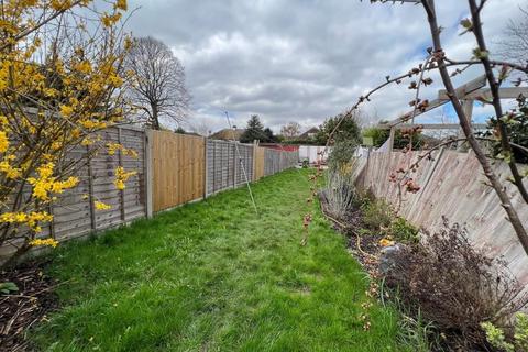 2 bedroom terraced house to rent, Fenton Avenue, Staines TW18