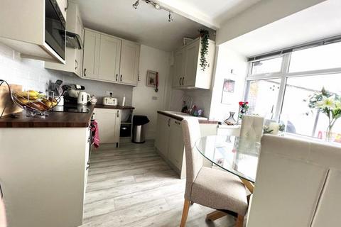 2 bedroom terraced house to rent, Fenton Avenue, Staines TW18