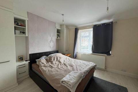 2 bedroom terraced house to rent, Fenton Avenue, Staines TW18