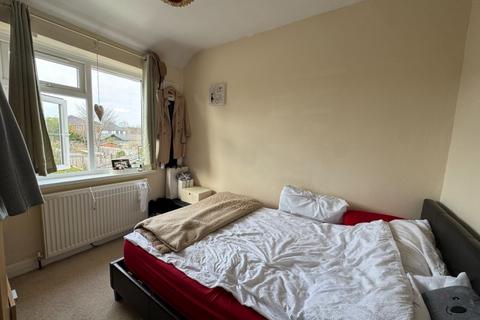 2 bedroom terraced house to rent, Fenton Avenue, Staines TW18