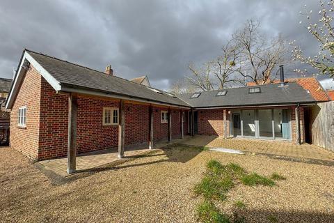 3 bedroom detached bungalow to rent, Southgate Street, Bury St. Edmunds