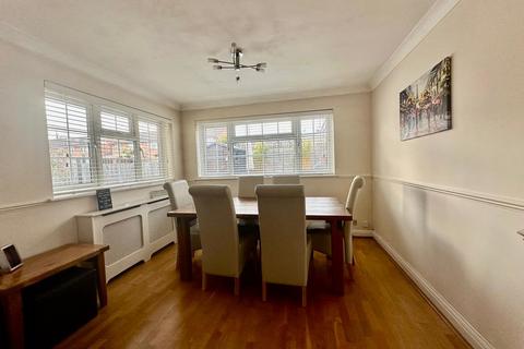 15 Valley Close, Waltham Abbey, EN9 2DU