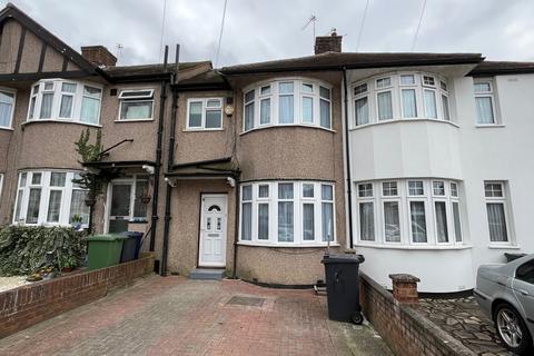 3 bedroom terraced house to rent, Cedar Grove, Southall