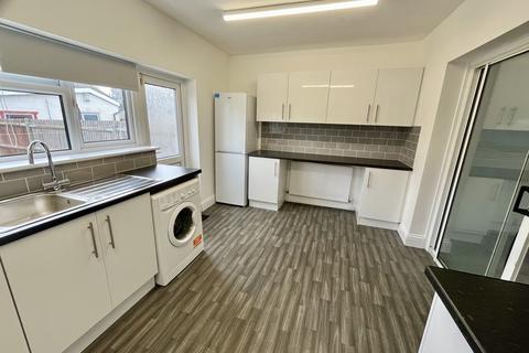 3 bedroom terraced house to rent, Cedar Grove, Southall
