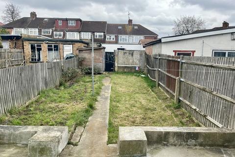 3 bedroom terraced house to rent, Cedar Grove, Southall