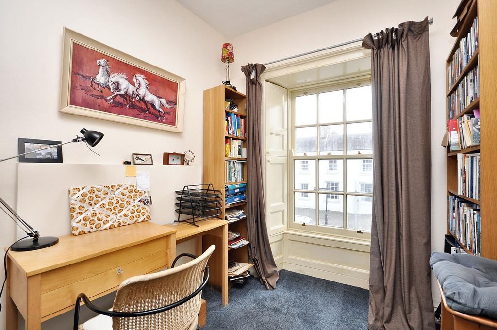 Bedroom/ Study