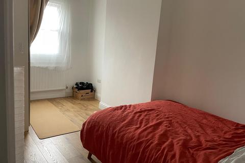 2 bedroom apartment to rent, Wastdale Road, London