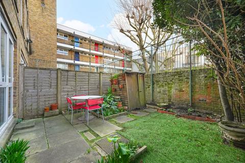 3 bedroom maisonette to rent, Attneave Street, London