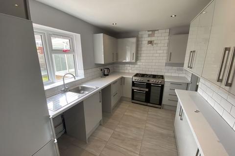 4 bedroom semi-detached house to rent, St Andrews Close, Slip End