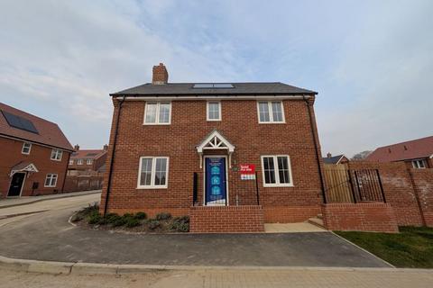 3 bedroom detached house to rent, Woodpecker Way , Chichester