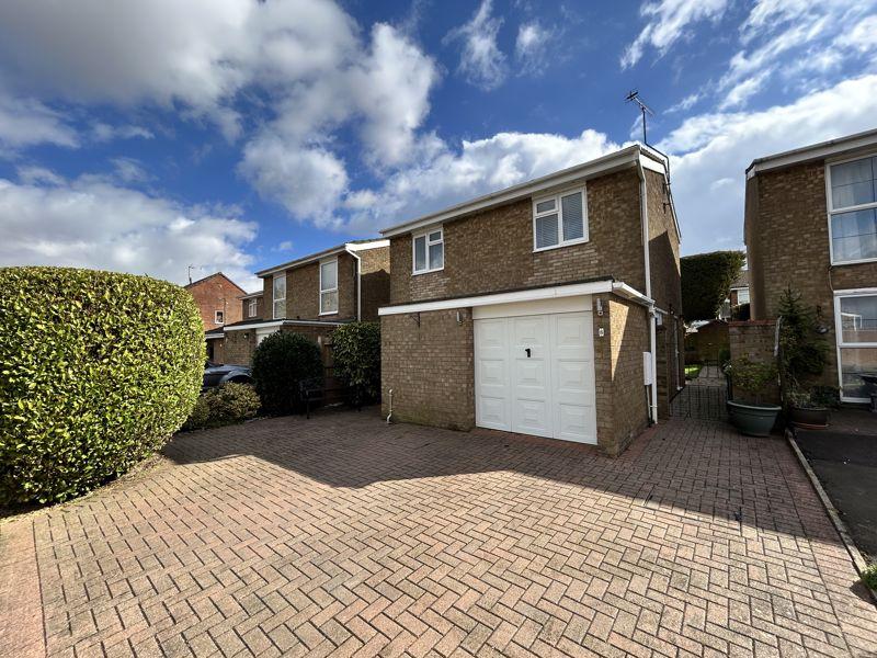 St Andrews Close, Slip End 3 bed detached house - £475,000