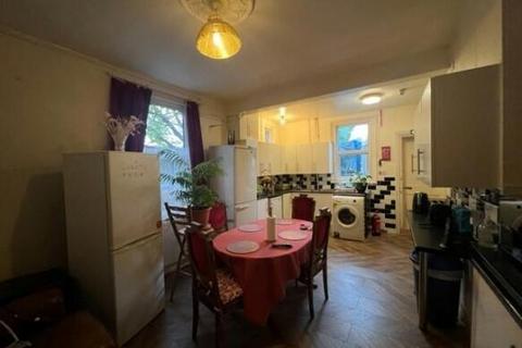 1 bedroom in a house share to rent, Brighton Road, Sutton