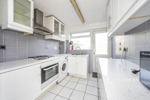 3 bedroom semi-detached house to rent, Spacious & Bright 3-Bedroom House with Private Driveway – LU1