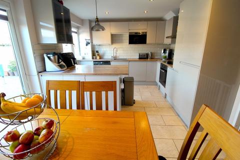 3 bedroom end of terrace house for sale, Oak Close, Little Stoke