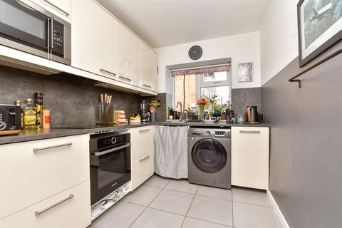 2 bedroom ground floor flat for sale, Tupwood Court, Caterham CR3