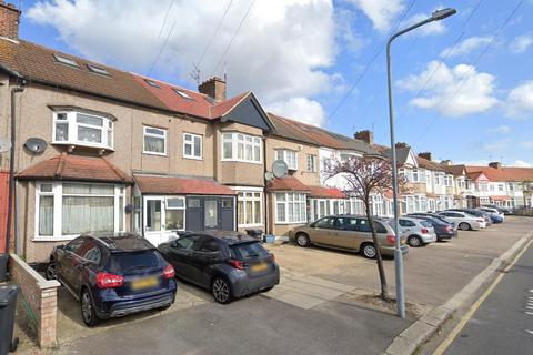 4 bedroom terraced house to rent, Gants Hill Crescent, Gants Hill, Ilford, IG2 6TS