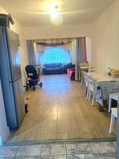 4 bedroom terraced house to rent, Gants Hill Crescent, Gants Hill, Ilford, IG2 6TS