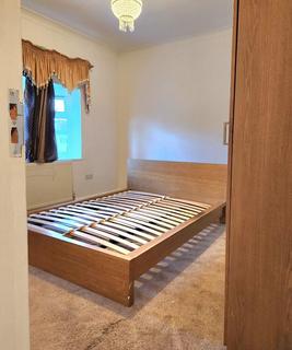 4 bedroom terraced house to rent, Gants Hill Crescent, Gants Hill, Ilford, IG2 6TS