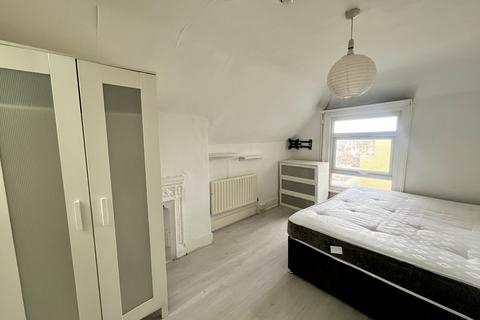 Studio to rent, Bedford Hill, SW12