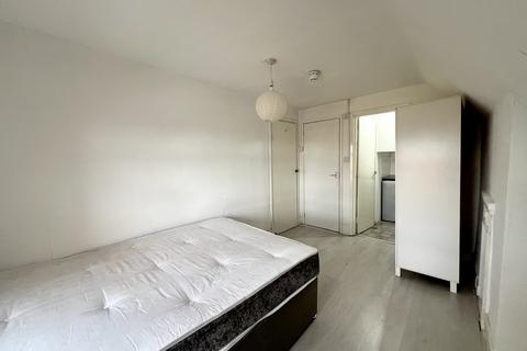 Studio to rent, Bedford Hill, SW12