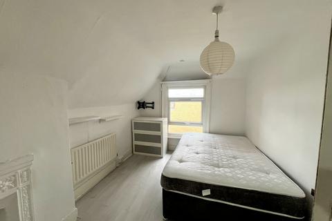 Studio to rent, Bedford Hill, SW12