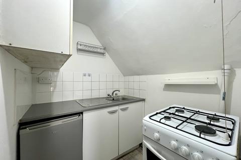 Studio to rent, Bedford Hill, SW12