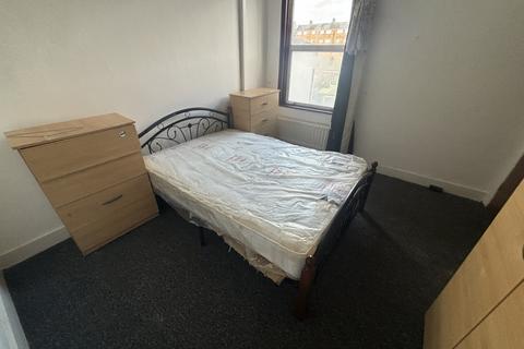 1 bedroom in a house share to rent, Carlyle Road, London E12