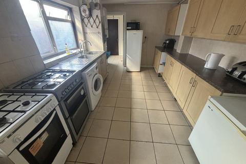 1 bedroom in a house share to rent, Carlyle Road, London E12