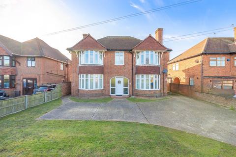 4 bedroom detached house for sale, Lowestoft Road, Gorleston