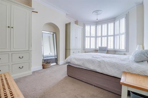 3 bedroom flat for sale, Woodfield Road, Leigh-On-Sea SS9