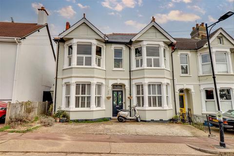 3 bedroom flat for sale, Woodfield Road, Leigh-On-Sea SS9