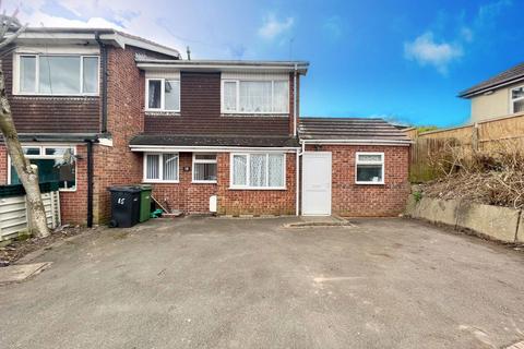 3 bedroom end of terrace house for sale, Chichester Avenue, Dudley DY2