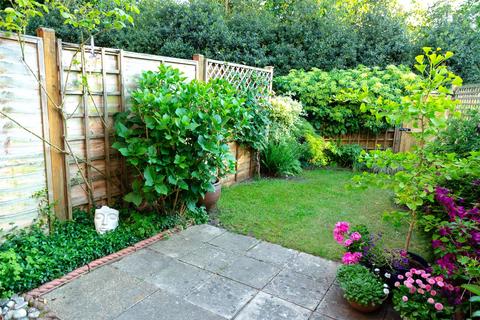 69 Larksfield, Englefield Green, Egham, TW20 0RA