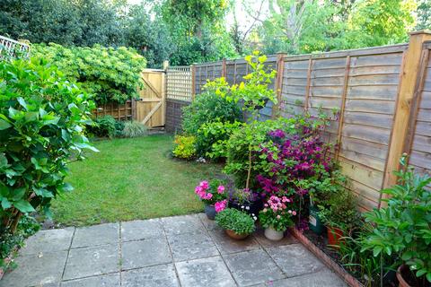 69 Larksfield, Englefield Green, Egham, TW20 0RA