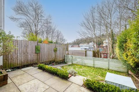 33 Farningham Road, Caterham, CR3 6LL