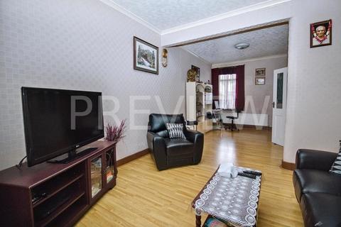 3 bedroom terraced house for sale, Kempton Road, London