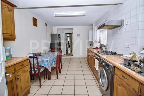 3 bedroom terraced house for sale, Kempton Road, London