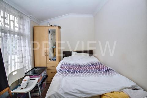 3 bedroom terraced house for sale, Kempton Road, London