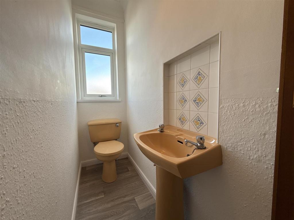 Upstairs WC.JPG